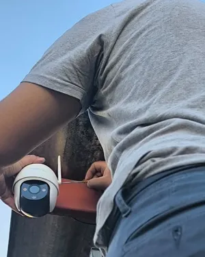 Técnico instalando câmera de segurança residencial em Goiânia