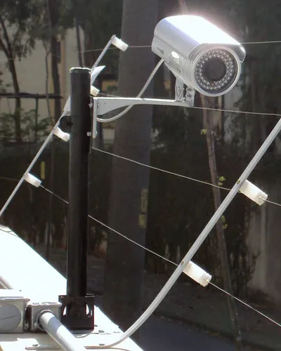 Câmera de segurança integrada a poste de cerca elétrica