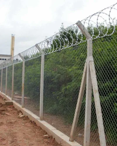 Concertina instalada sobre muro para reforço de proteção perimetral